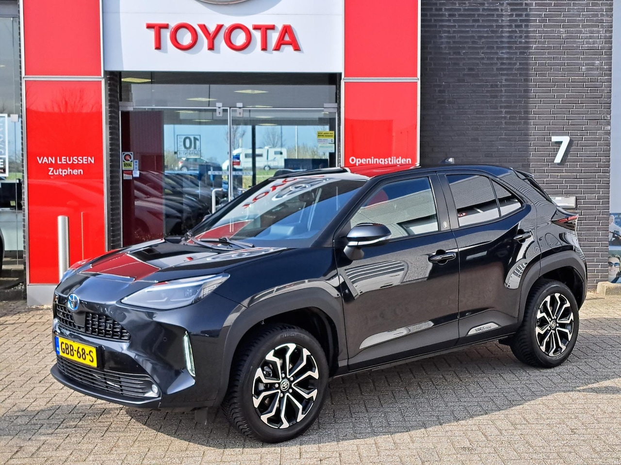 Toyota Yaris Cross - 1.5 Hybrid Dynamic STUUR- EN STOELVERWARMING PDC V+A TREKHAAK AD CRUISE - AutoWereld.nl