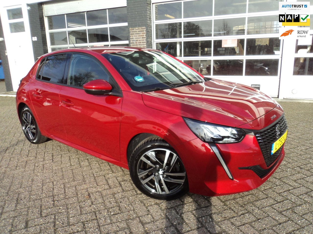 Peugeot 208 - 1.2 PureTech Blue Lease Allure Camera Stoelverwarming - AutoWereld.nl