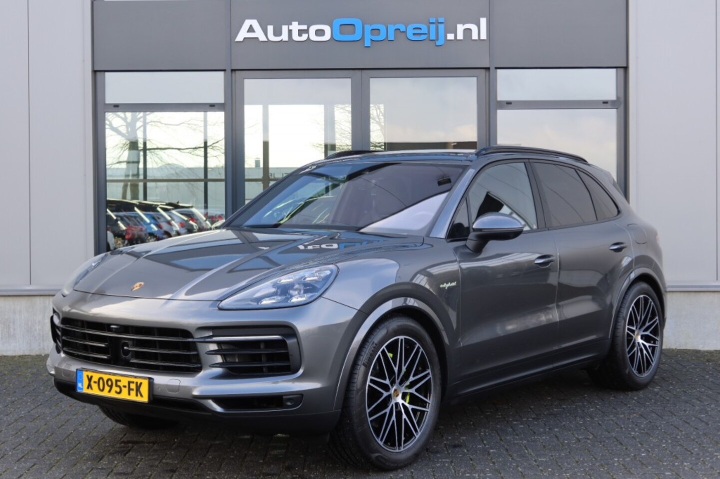 Porsche Cayenne - 3.0 E-Hybrid Platinum Edition Chrono, Pano dak, Trekhaak, Luchtvering, Bose - AutoWereld.nl