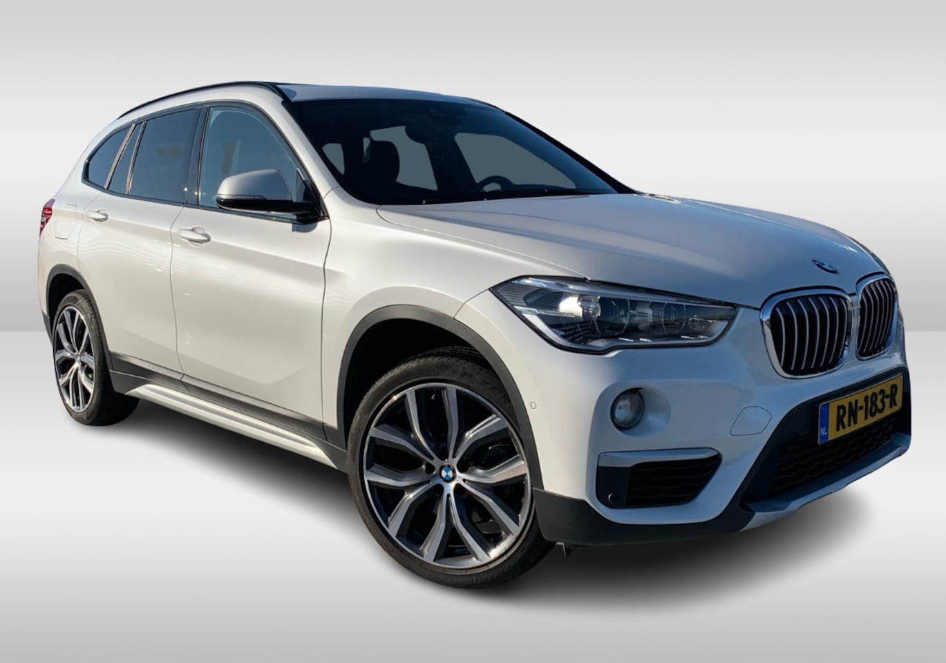 BMW X1 - xDrive20i High Executive / Panoramadak / Head-up / Bruin Leder / 19'' / Navigatie / Sports - AutoWereld.nl