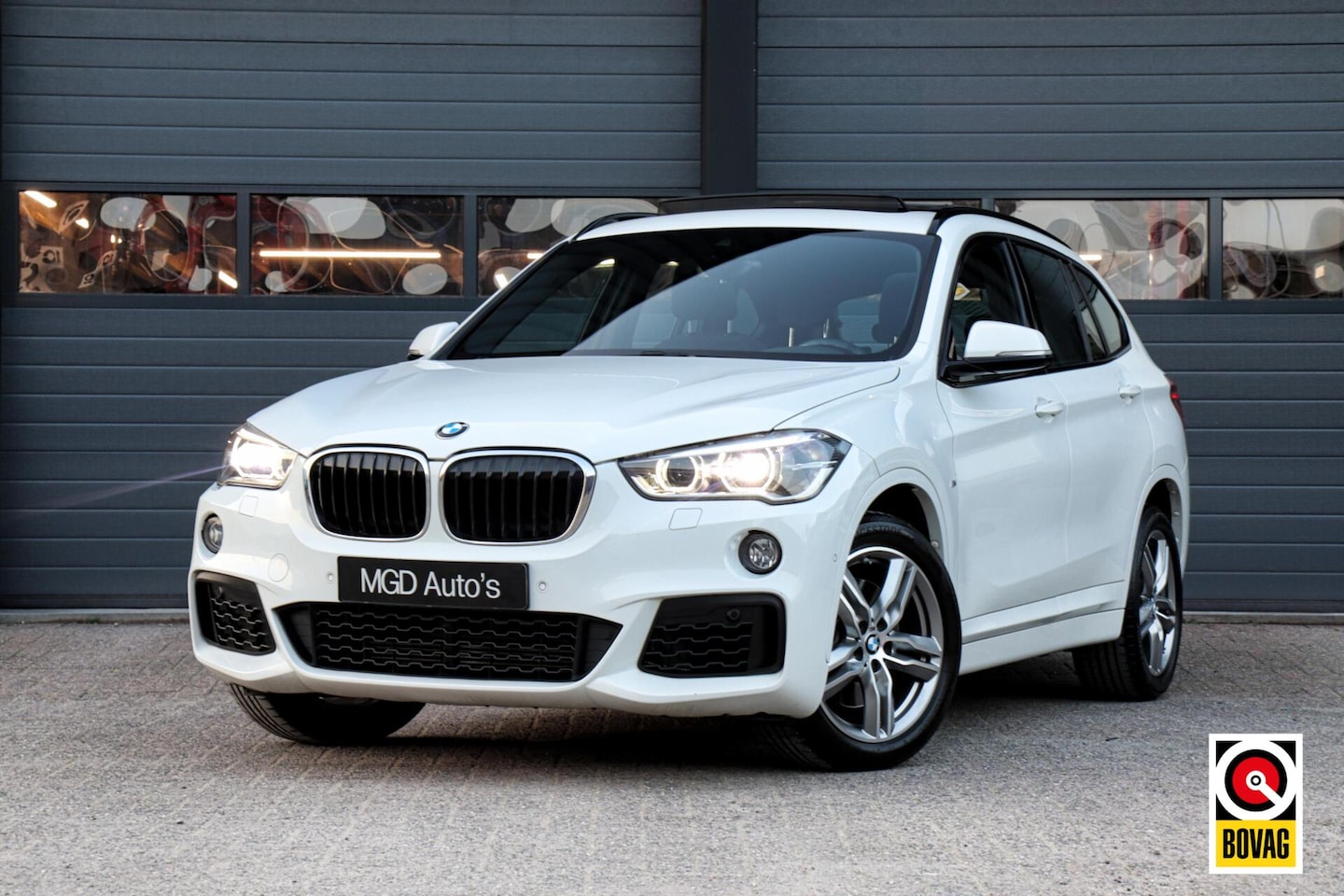 BMW X1 - sDrive20i M-Sport M-Pakket /LED/PANODAK/HARMAN-KARDON/ACC/HUD/TREKHAAK/KEYLESS/STOELVERW.! - AutoWereld.nl