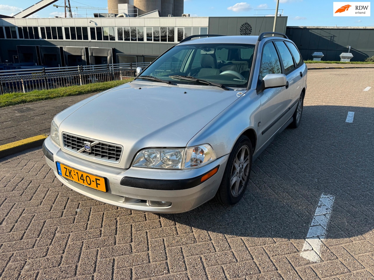 VOLVO V40