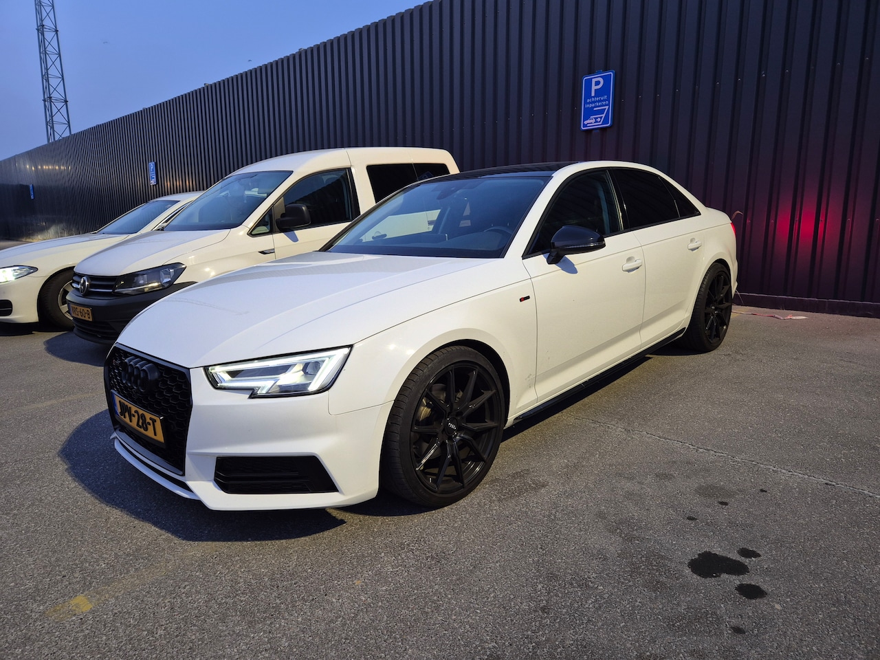 Audi A4 Limousine - 2.0 TDI ultra Sport 2.0 TFSI/S-4 LOOK/AUT/OPEN DAK/19" VELGENV - AutoWereld.nl