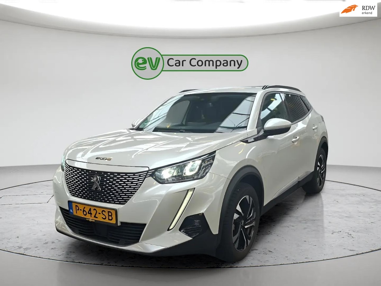 Peugeot e-2008 - EV Allure Pack 50 kWh | SOH 93% | Stoelverwarming | Camera | Cruise Control | Carplay | In - AutoWereld.nl