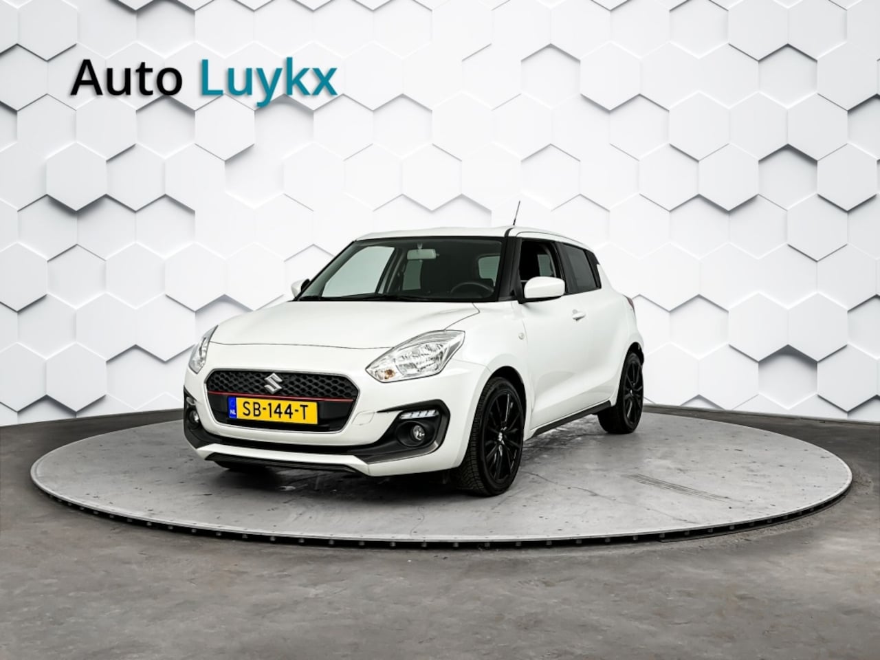 Suzuki Swift - 1.0 Select | 112 PK | Dakspoiler | Zwarte 17'' L.M. Velgen - AutoWereld.nl