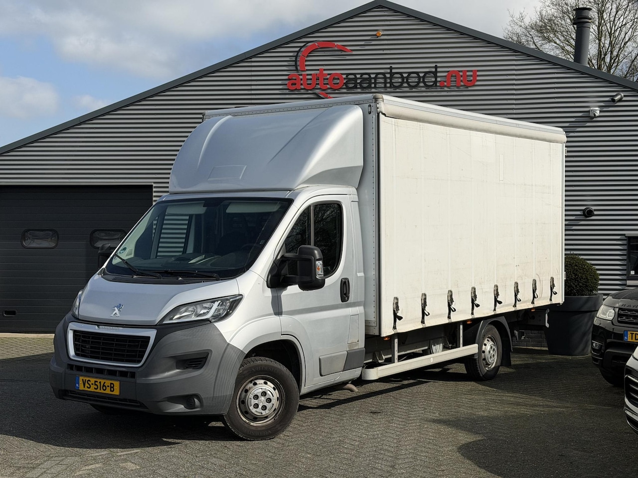 Peugeot Boxer - 335 2.2 HDI L4 XR Bakwagen | Laadbak | Trekhaak | Airco | Navigatie | - AutoWereld.nl