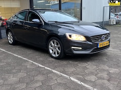 Volvo S60 - 1.6 T3 Momentum/ Airco/ leder/Navigatie/Trekhaak/