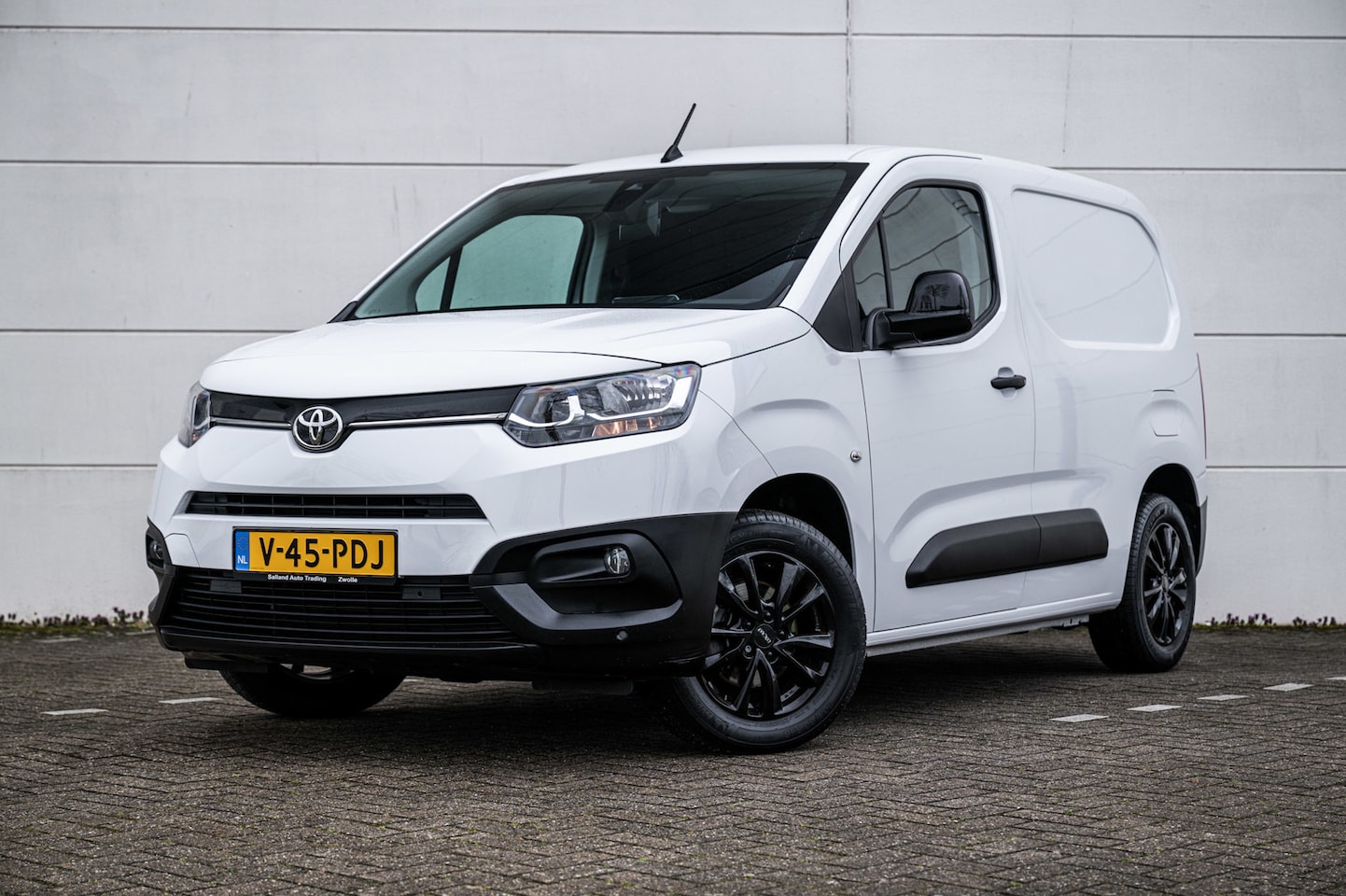 Toyota ProAce City - 1.2 110pk 3-PRS |Airco|Navi|Cruise|Camera|Trekhaak| - AutoWereld.nl