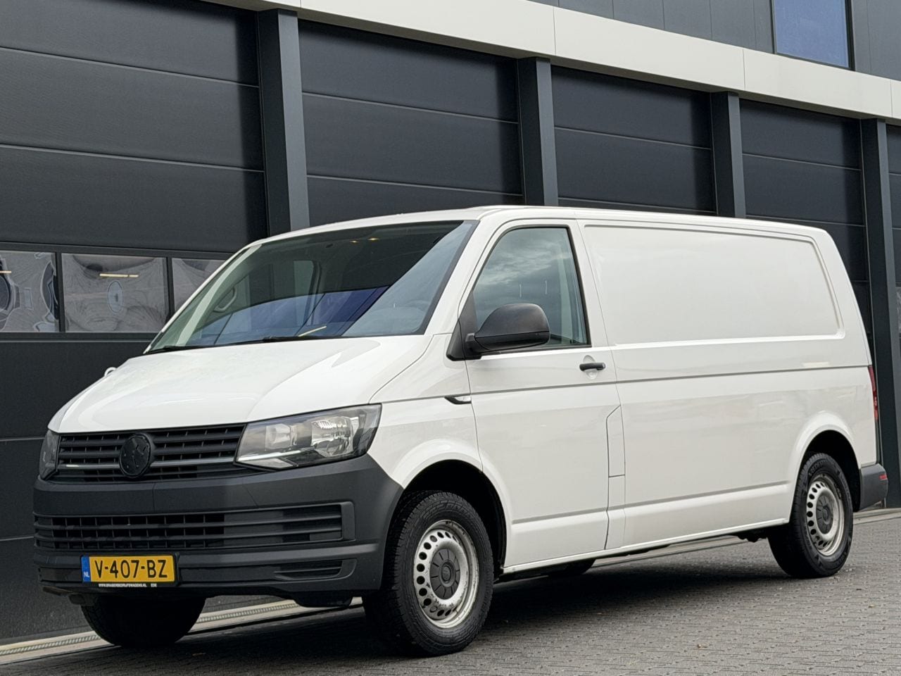 Volkswagen Transporter - 2.0 TDI L2-H1 Airco EURO-6 - AutoWereld.nl