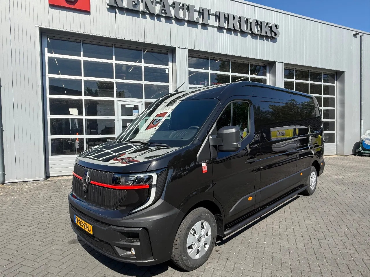 Renault Master - RED EDITION 170pk L3H2 BPM VRIJ/ BETIMMERD/ SIDEBARS/ TREKHAAK/ CAMERA/ ALL WEATHER BANDEN - AutoWereld.nl