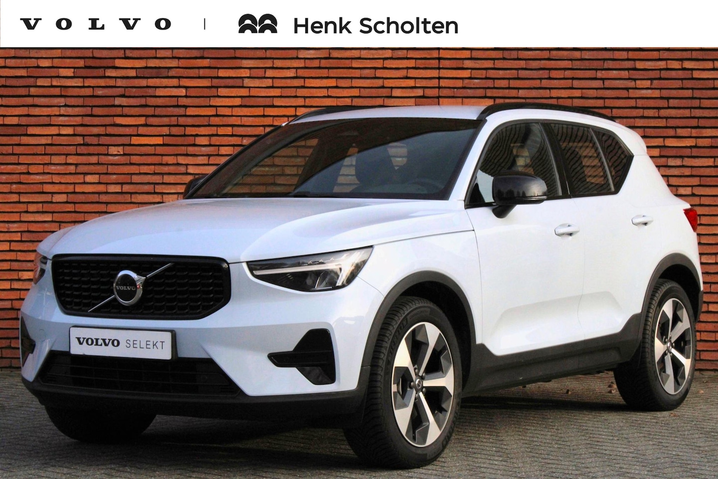 Volvo XC40 - B4 Plus Dark | Semi-Elektrische Trekhaak | Verwarmbare Voorstoelen en Stuurwiel | Verwarmb - AutoWereld.nl