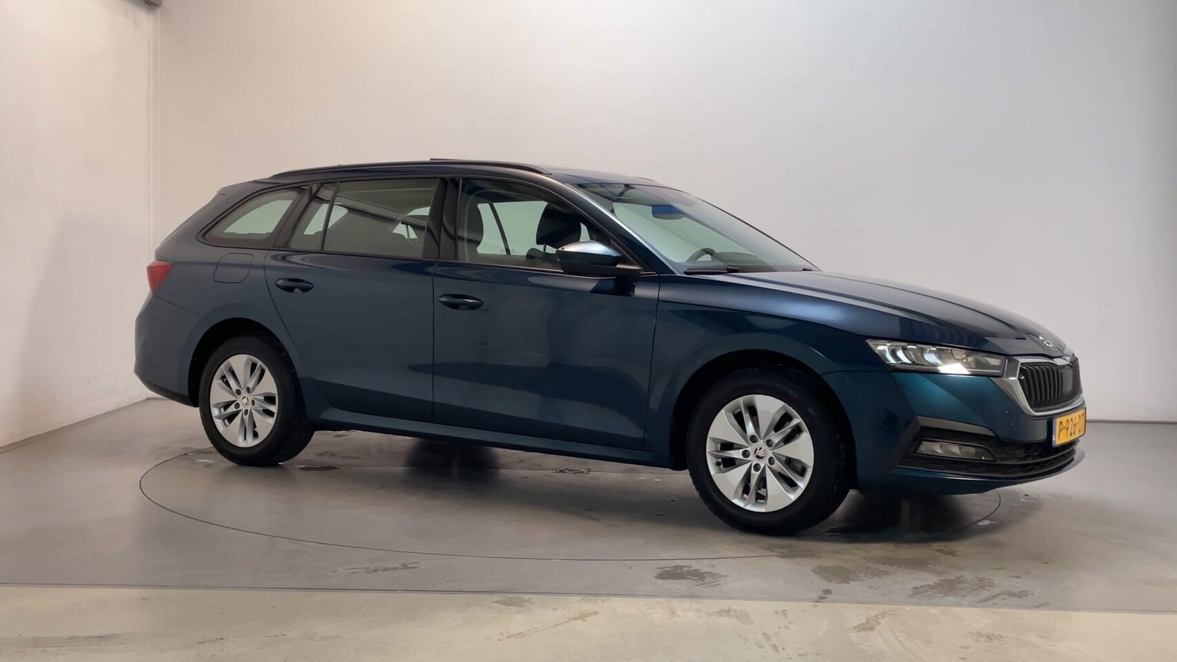 Skoda Octavia Combi - 1.0 e-TSI DSG Business Edition Stoelverwarming Panoramadak Navigatie - AutoWereld.nl