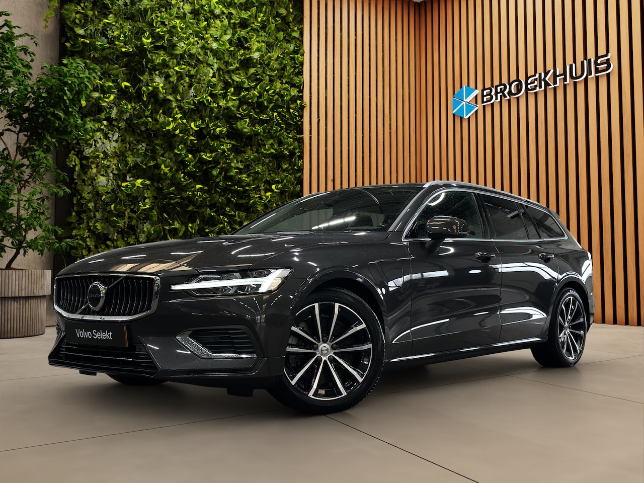 Volvo V60 - 2.0 T6 Plug-in hybrid AWD Core Bright | Camera | CarPlay | Keyless | Navi - AutoWereld.nl
