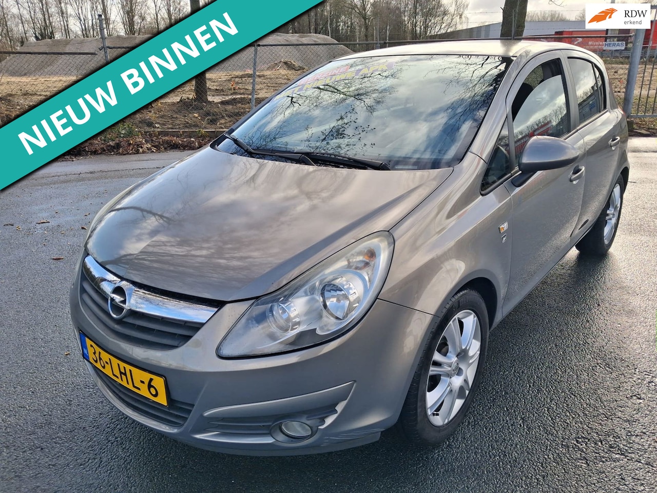Opel Corsa - 1.2-16V '111' Edition NW APK , BLANKE LAK SCHADE OP DAK - AutoWereld.nl