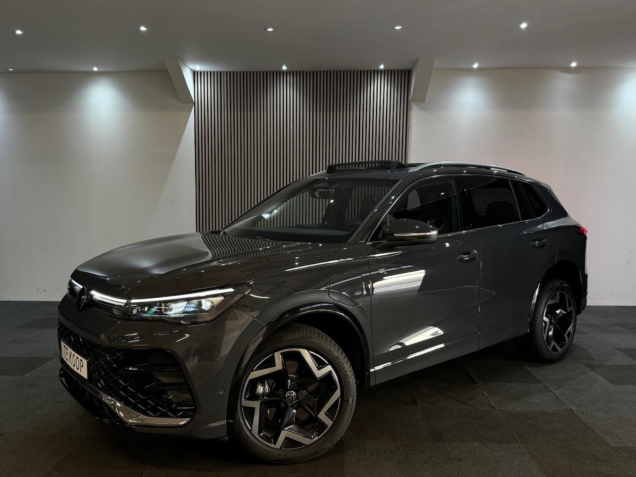 Volkswagen Tiguan - 1.5 eHybride 272 PK R-Line Business+ | Panodak | Camera | IQ Light | - AutoWereld.nl