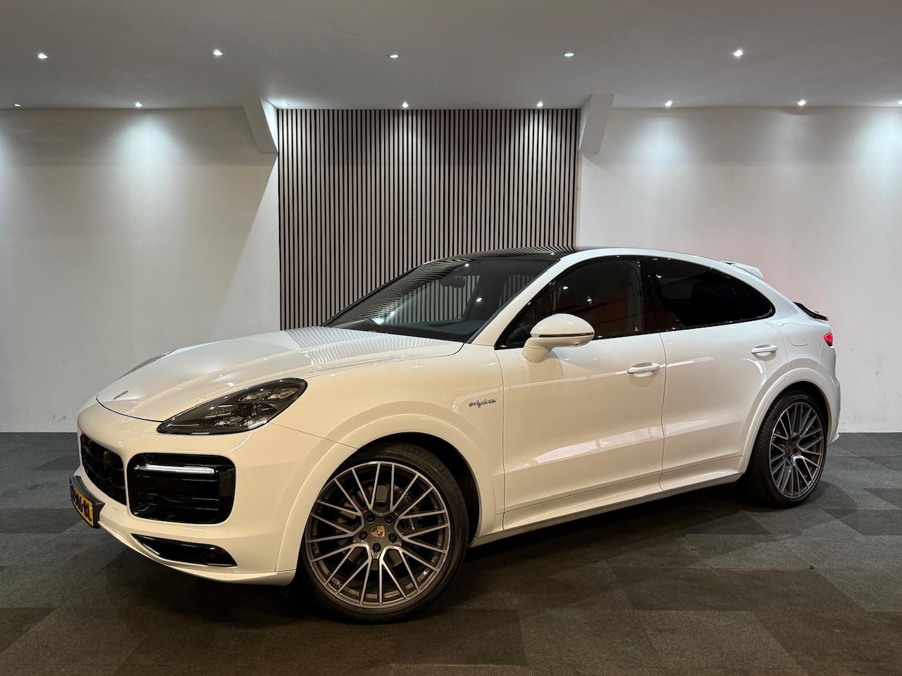 Porsche Cayenne Coupé - 3.0 E-Hybrid Porsche Cayenne 3.0 V6 462pk E-hybrid Sport Chrono+ Pano 360 - AutoWereld.nl