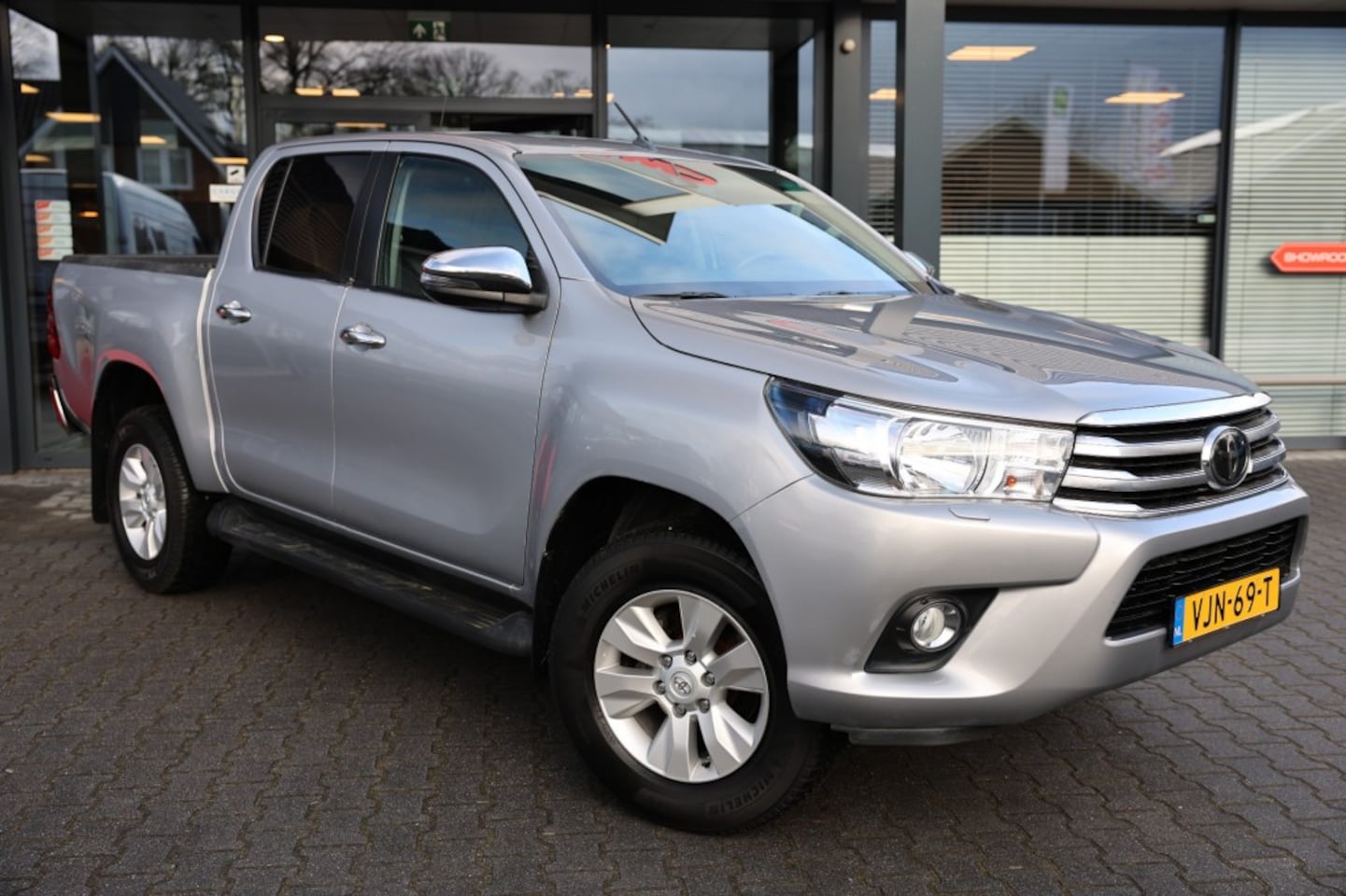 Toyota HiLux - 2.4 D-4D DUBBEL CABIN PROFESSIONAL A/T 2 ZITS 4WD VAN - AutoWereld.nl