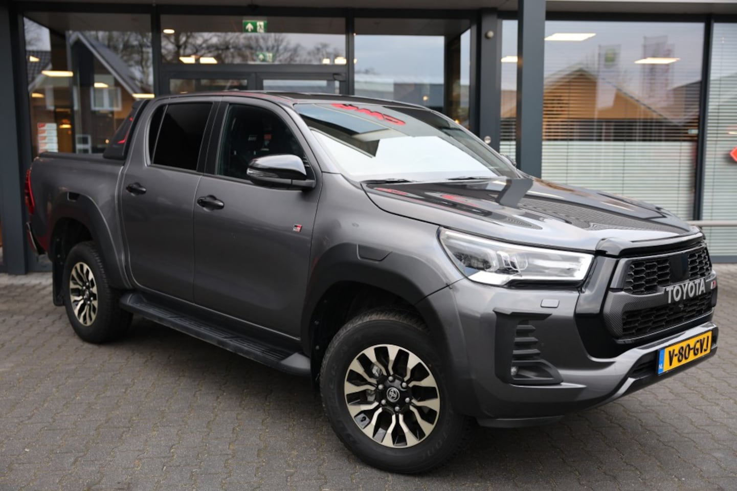 Toyota HiLux - 2.8 D-4D DUBBEL CABIN GR SPORT A/T 2 ZITS 4WD VAN - AutoWereld.nl
