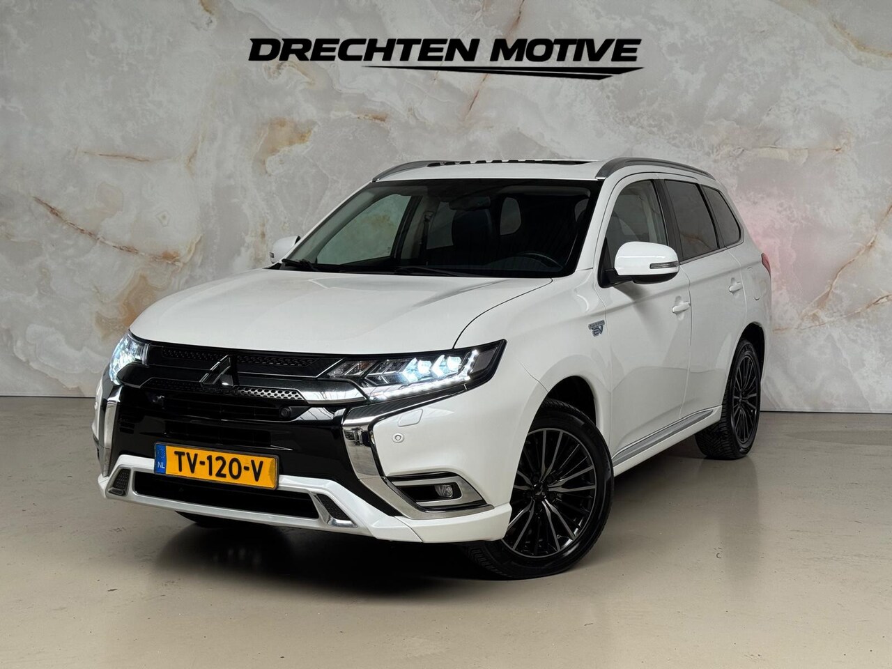 Mitsubishi Outlander - 2.4 PHEV Intense+ / Schuifdak / Trekhaak / - AutoWereld.nl