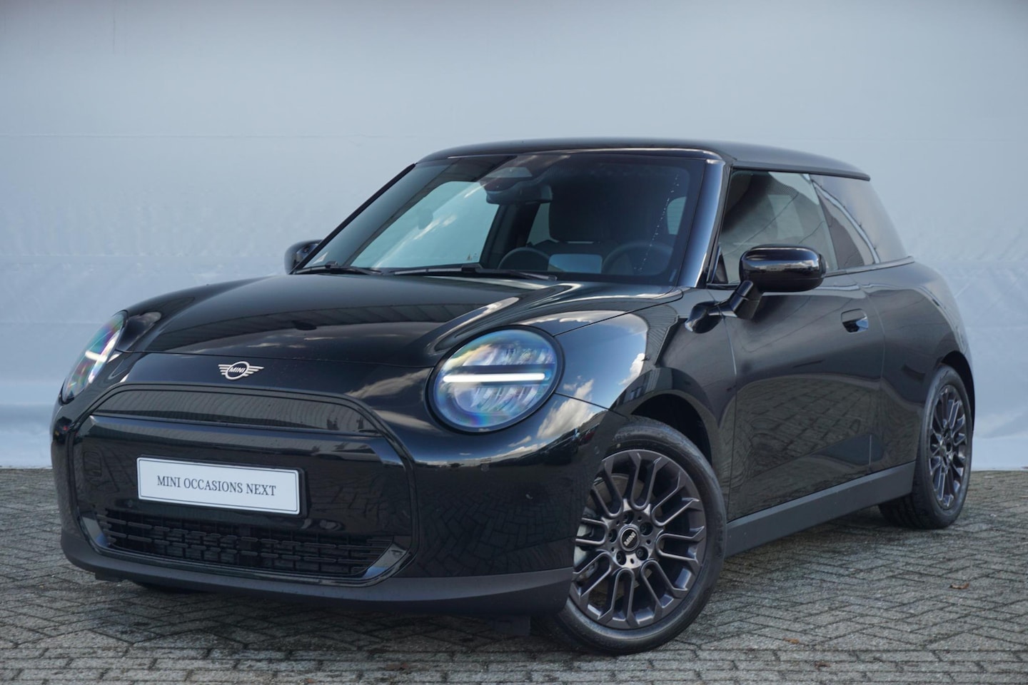 MINI Cooper - E Blackyard 17'' / Driving Assistant / Parking Assistant / Head-Up Display / Stoelverwarmi - AutoWereld.nl