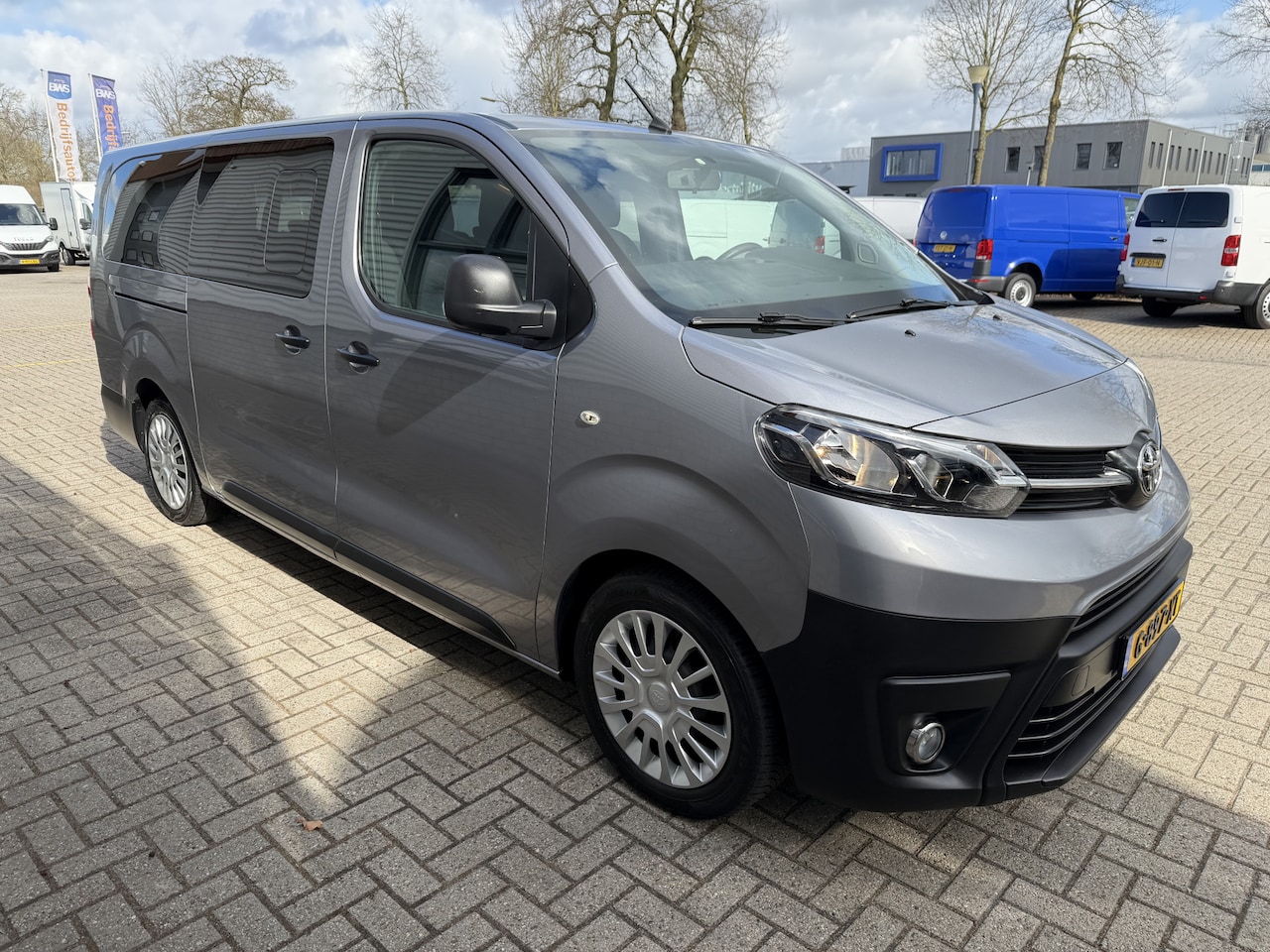 Toyota ProAce Shuttle - 2.0 D-4D automaat Navigator Medium L3H1 / 9 persoons / euro 6 diesel / bpm vrij / vaste pr - AutoWereld.nl