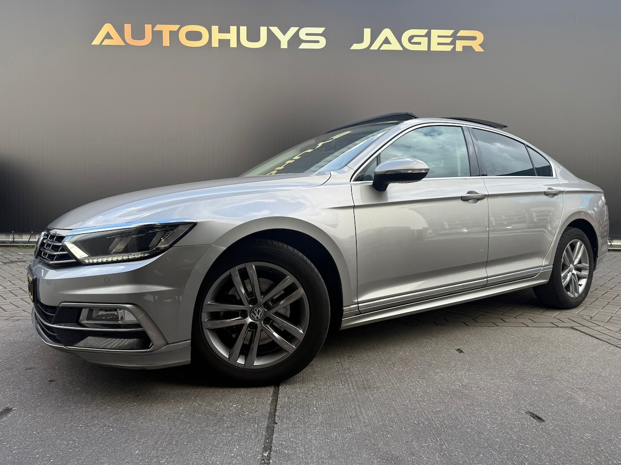 Volkswagen Passat - 1.4 TSI ACT Connected Series Plus Pano Carplay Alcantara Acc - AutoWereld.nl