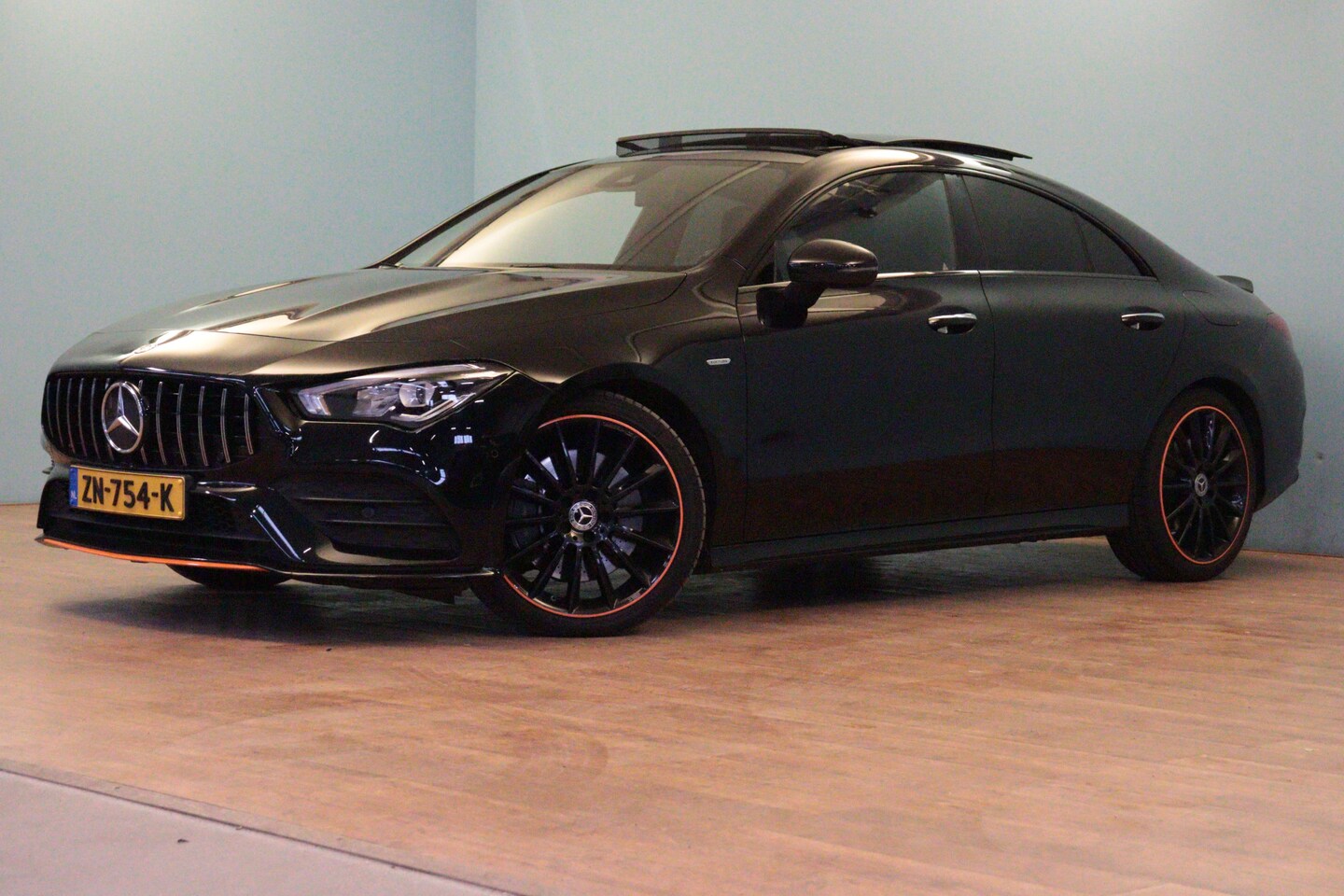 Mercedes-Benz CLA-Klasse - 250 Premium Orange Edition | NAVI | CAMERA + PDC | SCHUIF / KANTELDAK | STOELVERW | AMBIEN - AutoWereld.nl