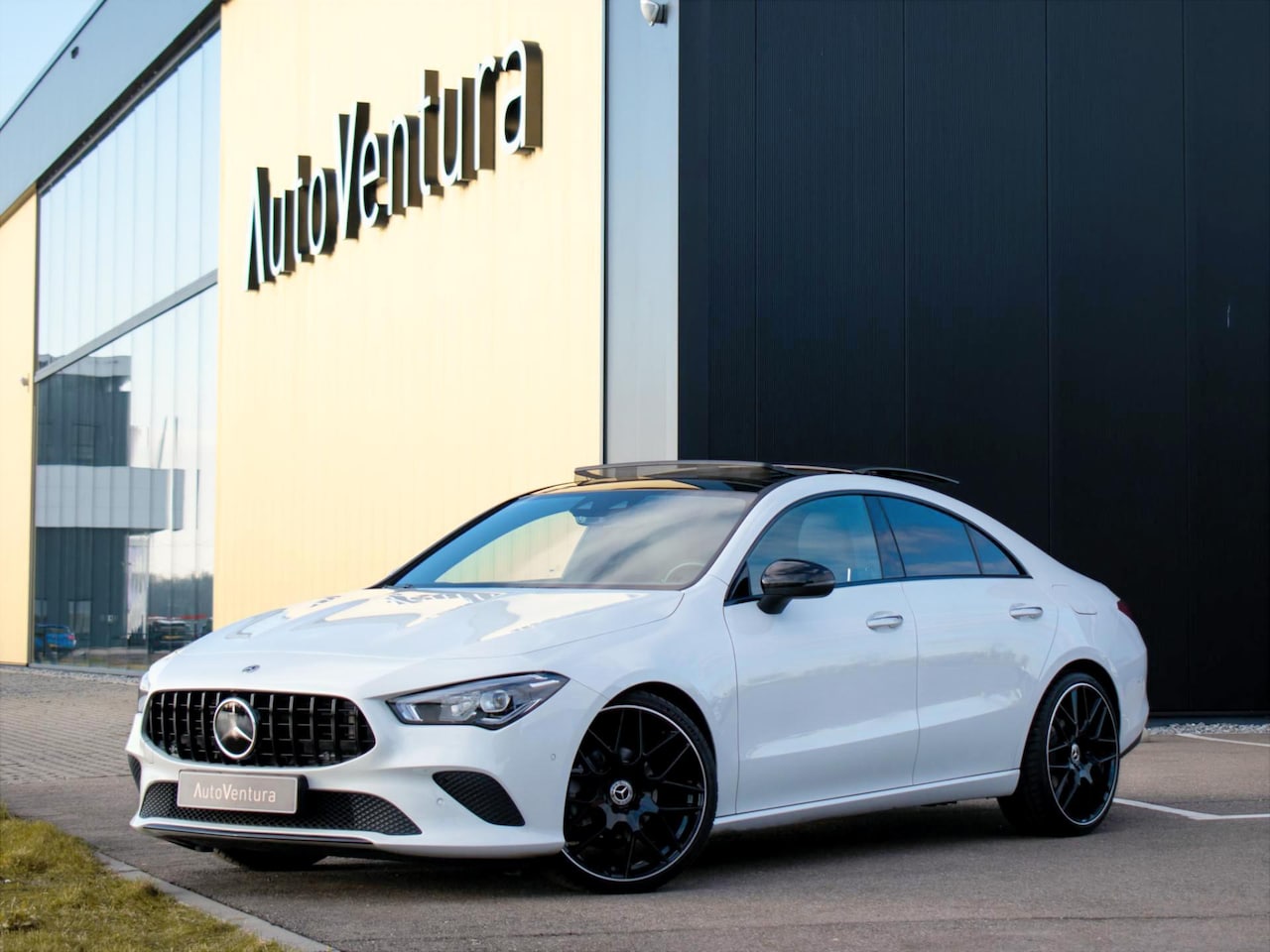 Mercedes-Benz CLA-Klasse - 180 AMG Line | Panorama dak | 20'' AMG Velgen | Adaptive Cruise Control | Sfeerverlichting - AutoWereld.nl