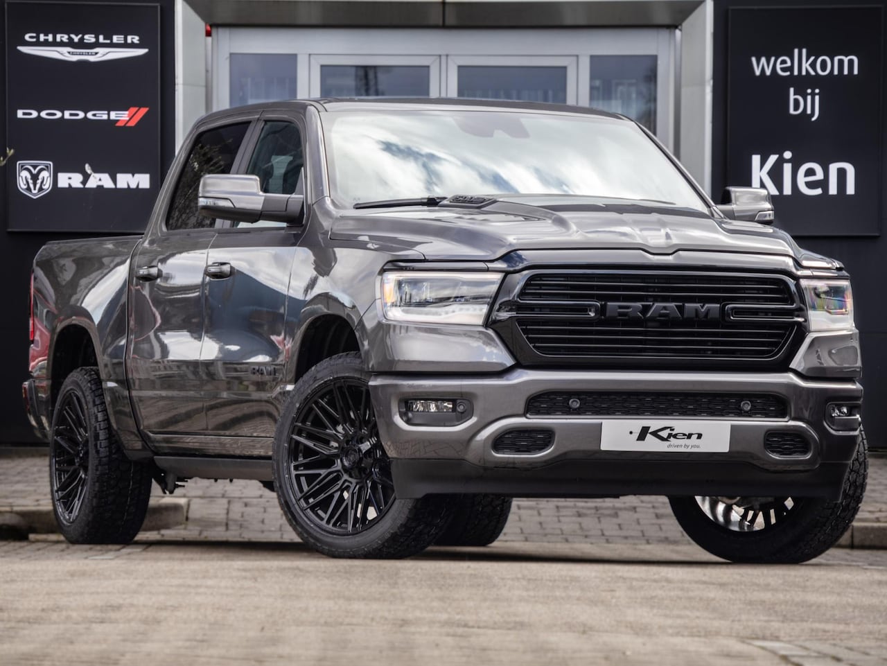 Dodge Ram 1500 - 5.7 V8 4x4 Crew Cab Dominator | Pano-Dak | Groot Navi | Elektrisch Sidebars - AutoWereld.nl