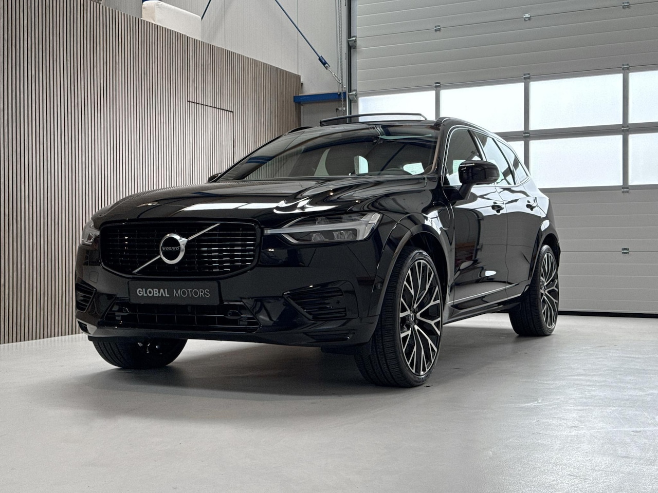 Volvo XC60 - 2.0 T8 Hybride AWD R-Design 392 PK - DEALER ONDERHOUDEN -  1 EIGENAAR - PANORAMADAK - LEER - AutoWereld.nl