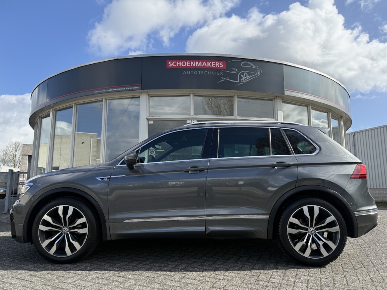 Volkswagen Tiguan - 1.5 TSI Highl. Bus R-Line 150 pk - AutoWereld.nl