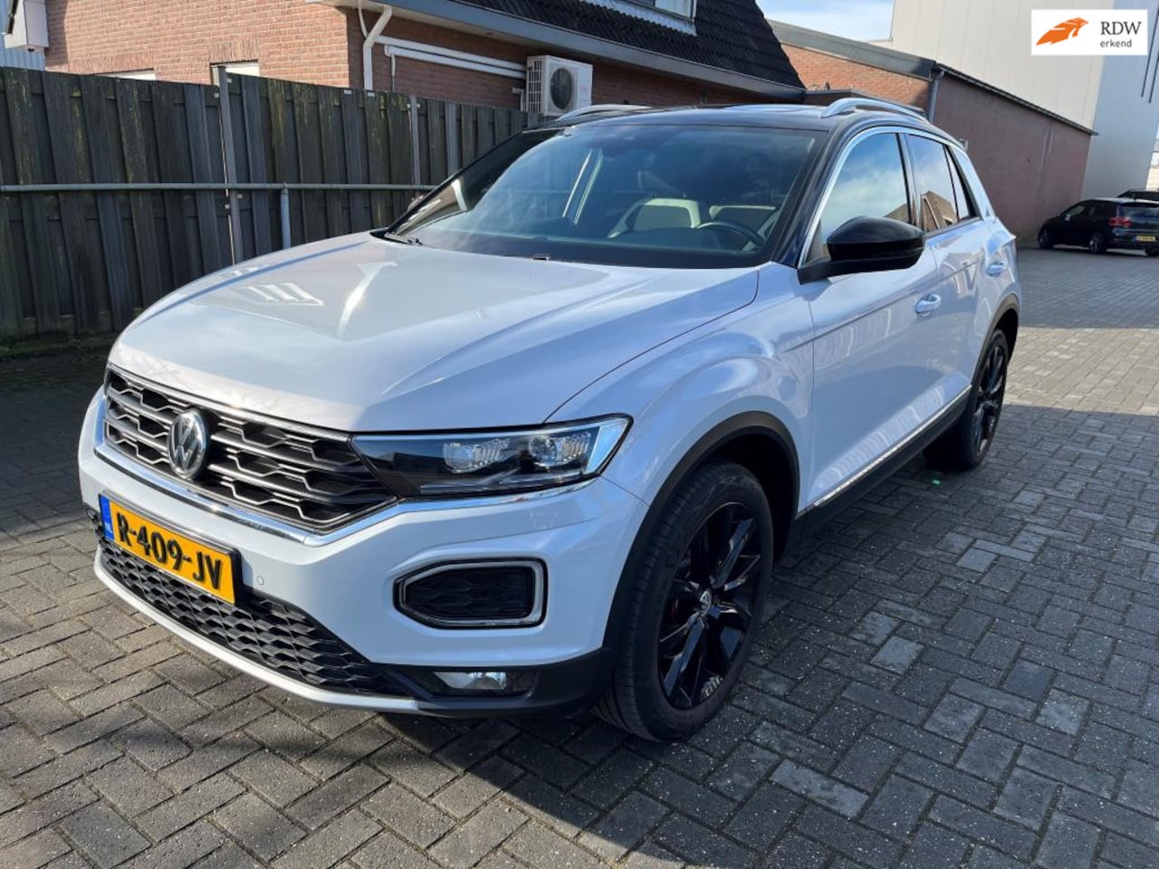 Volkswagen T-Roc - 1.5 TSI Sport Business R Panoramadak - AutoWereld.nl
