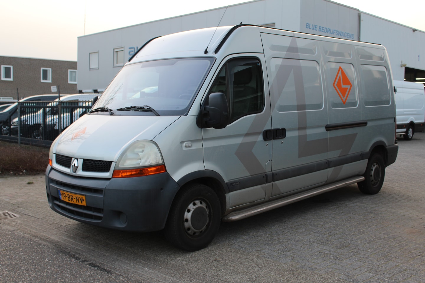 Renault Master - T35 2.5dCi 115PK L3H2 ✓ airco ✓ trekhaak - AutoWereld.nl