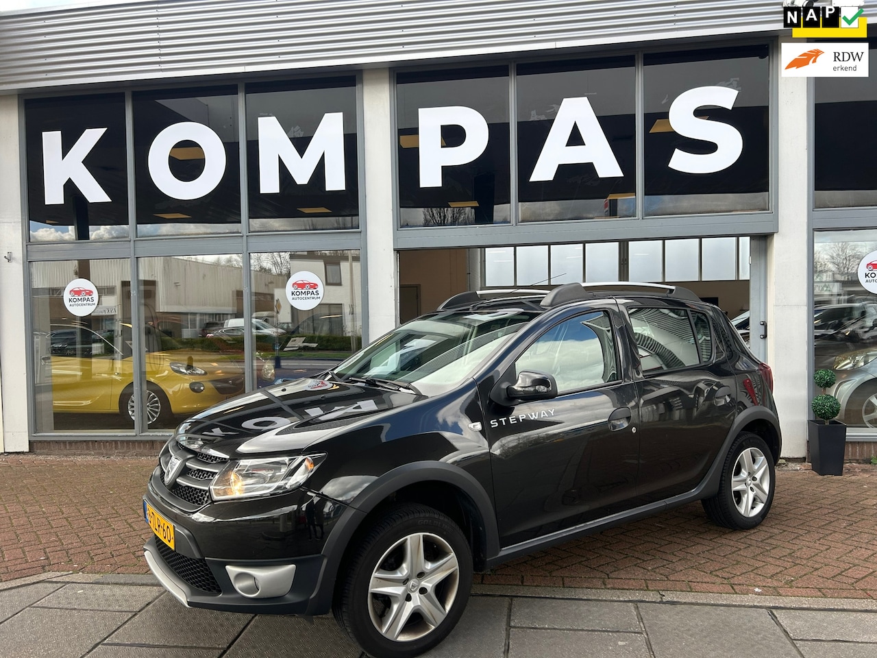 Dacia Sandero Stepway - 0.9 TCe Lauréate |NAP|NAVIGATIE|BLUETOOTH|PARKEERSENSOR ACHTER|2E EIG|AIRCO|TREKHAAK|EL.RA - AutoWereld.nl