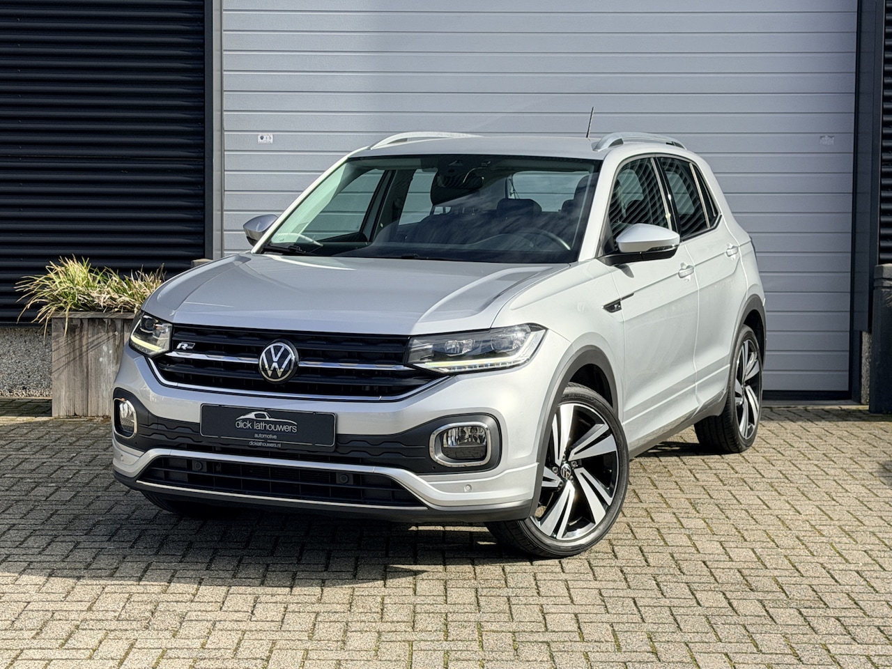 Volkswagen T-Cross - 1.0 TSI R-Line / AUTOMAAT / CRUISE CONTROL / CARPLAY / 28.000KM - AutoWereld.nl
