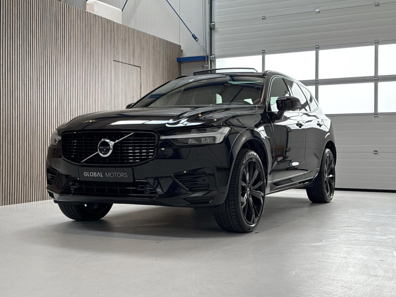 Volvo XC60 - 2.0 T6 Plug-in hybrid AWD R-Design - BLACK PACK - DEALER ONDERHOUDEN - PANORAMADAK - LEER - AutoWereld.nl