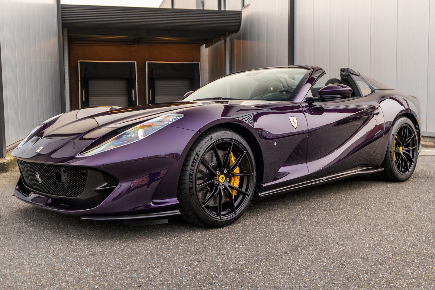 Ferrari 812 GTS - - Viola Hong Kong - Full Carbon - Lift - LED - AutoWereld.nl