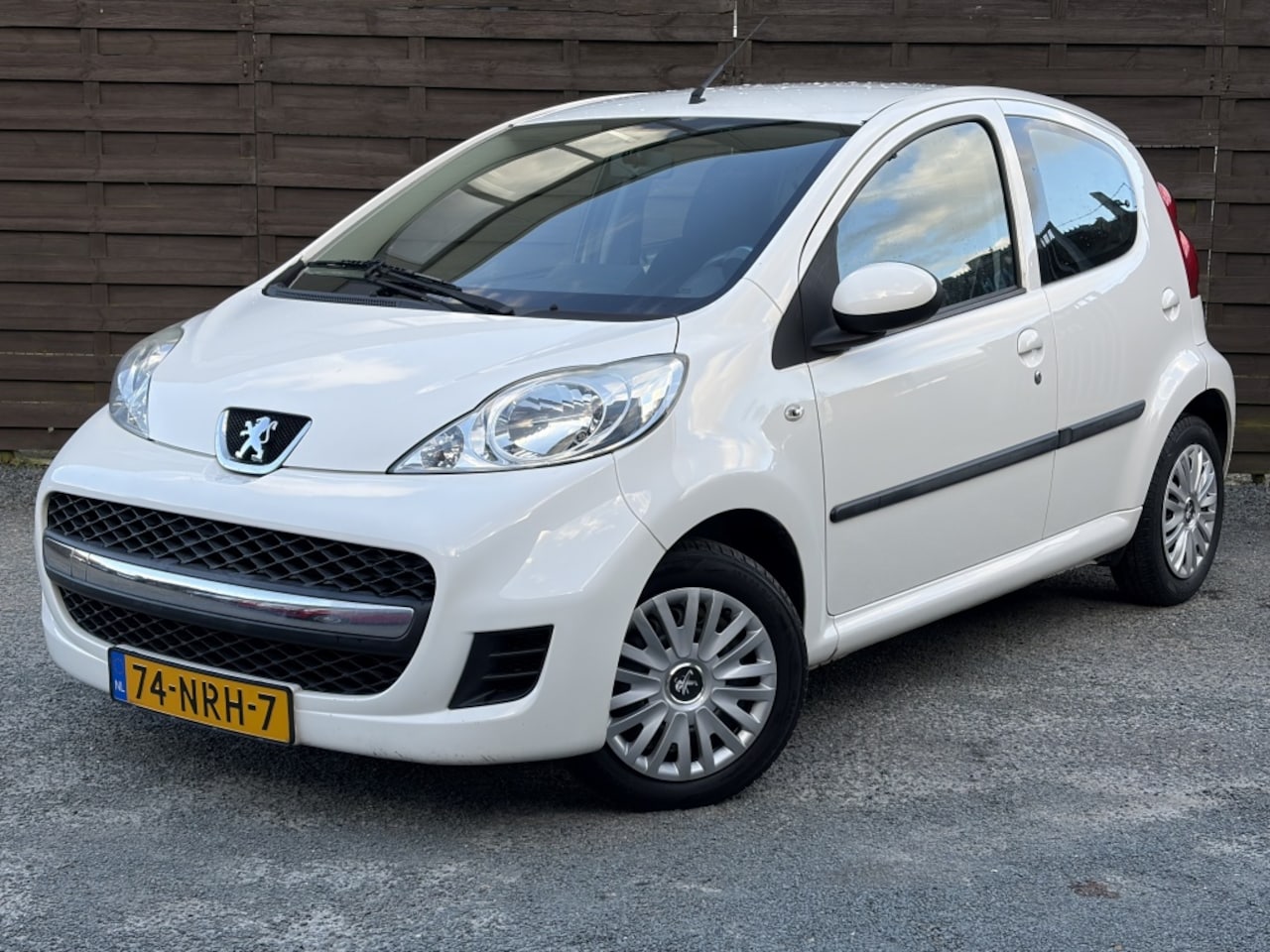 Peugeot 107 - 1.0-12V Urban Move / Airco / Groot scherm / NAP - AutoWereld.nl