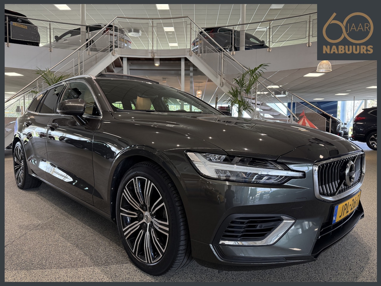 Volvo V60 - 2.0 T6 Twin Engine AWD Inscription 2.0 T6 Twin Engine AWD Inscription, Pano, Trekhaak, Adaptive cruise - AutoWereld.nl