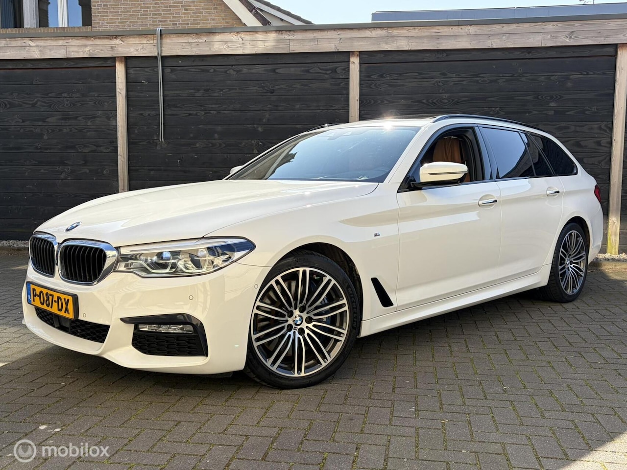BMW 5-serie Touring - 540i xDrive High Executive Pano dak / trekhaak / vol leder - AutoWereld.nl