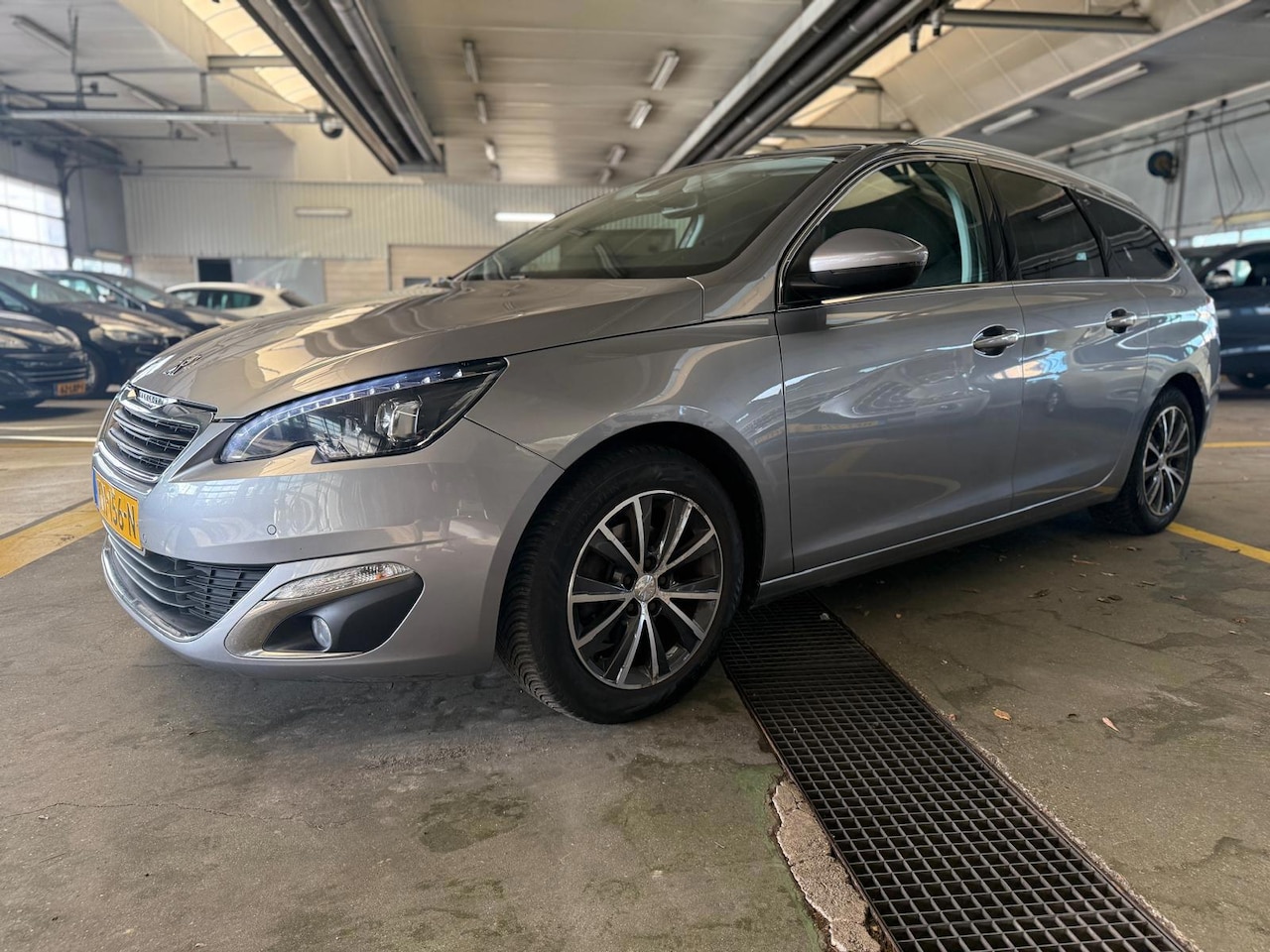 Peugeot 308 SW - 1.2 PureTech Blue Lease Premium | Trekhaak | Panorama | Camera | PDC | Navi | Cruise | Cli - AutoWereld.nl