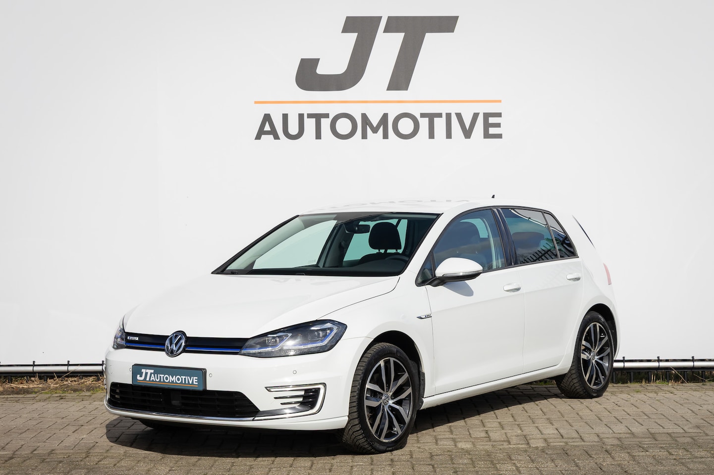 Volkswagen e-Golf - e-Golf 136pk Stoelverwarming | PDC | Adaptive Cruise Control | CarPlay - AutoWereld.nl