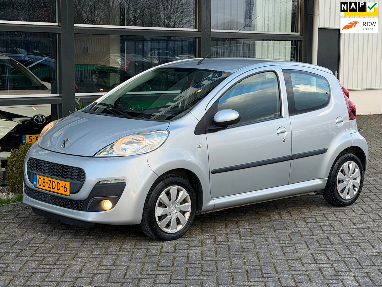Peugeot 107 - 1.0 Active Airco l 5 deurs l 1e eigenaar l NAP l APK !! - AutoWereld.nl