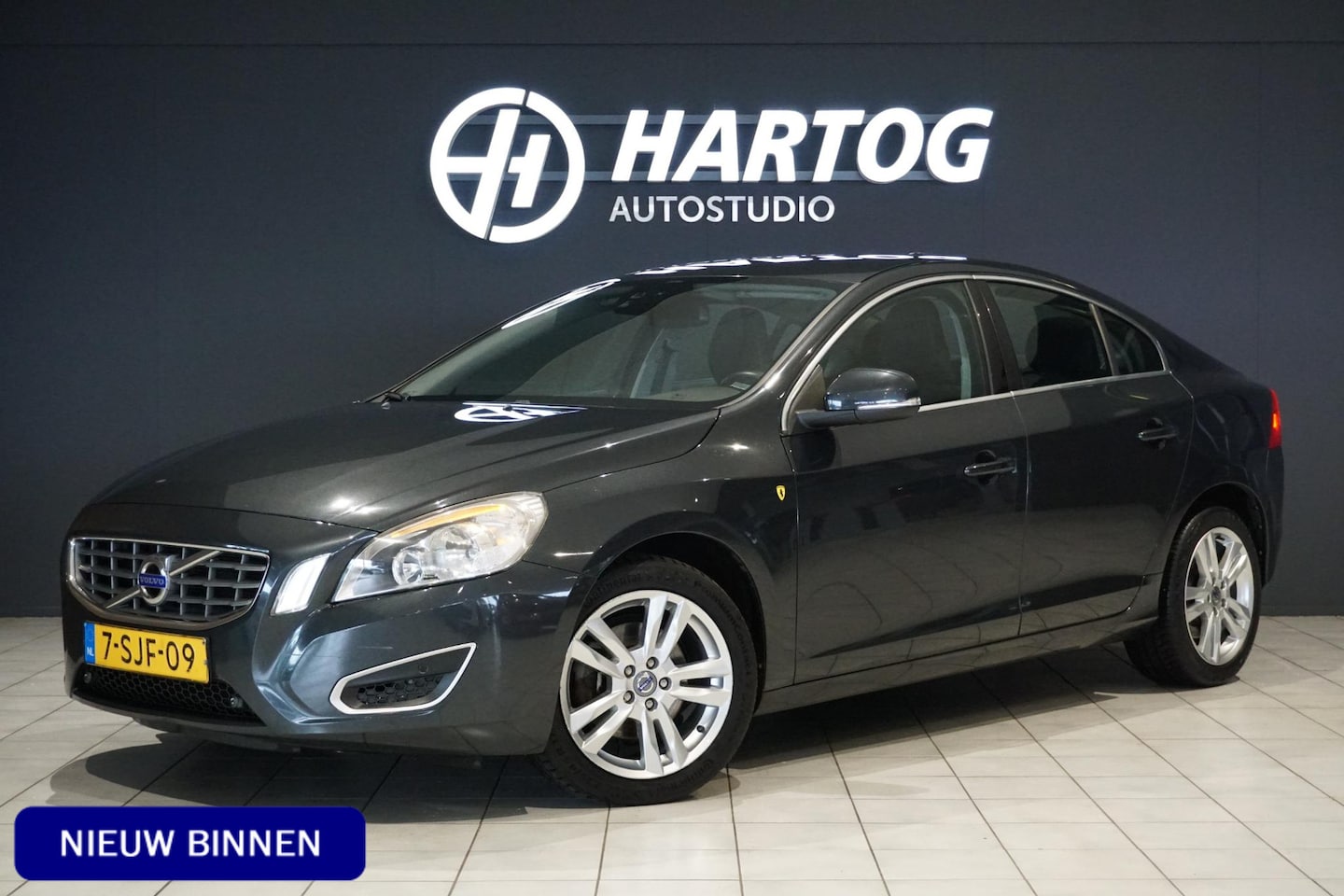 Volvo S60 - 1.6 T3 Summum + NAVIGATIE / BLUETOOTH / LMV - AutoWereld.nl