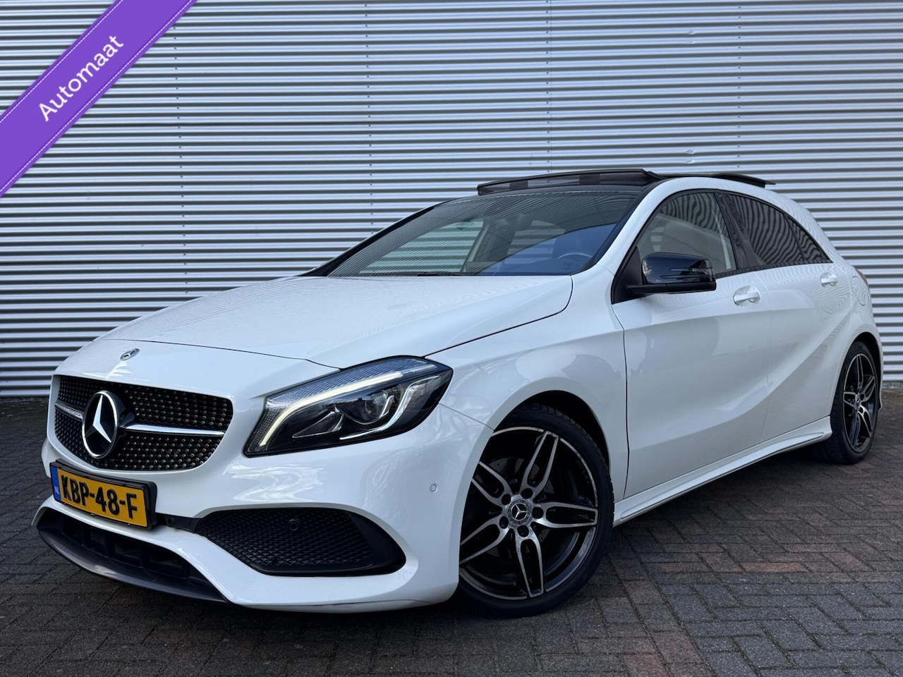 Mercedes-Benz A-klasse - A160 Autom AMG Night Pakket Led Panodak 17 Cruise Leer Navi Pdc Carplay Perfecte Staat Eer - AutoWereld.nl