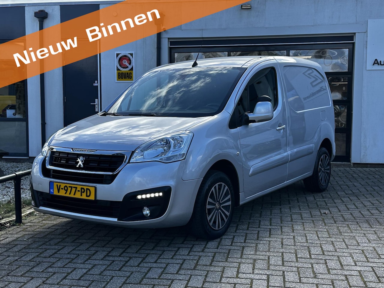 Peugeot Partner - 120 1.6 BlueHDi 100 L1 Premium Pack S&S Navi | Cruise | Trekhaak | PDC | Bumpers in kleur - AutoWereld.nl