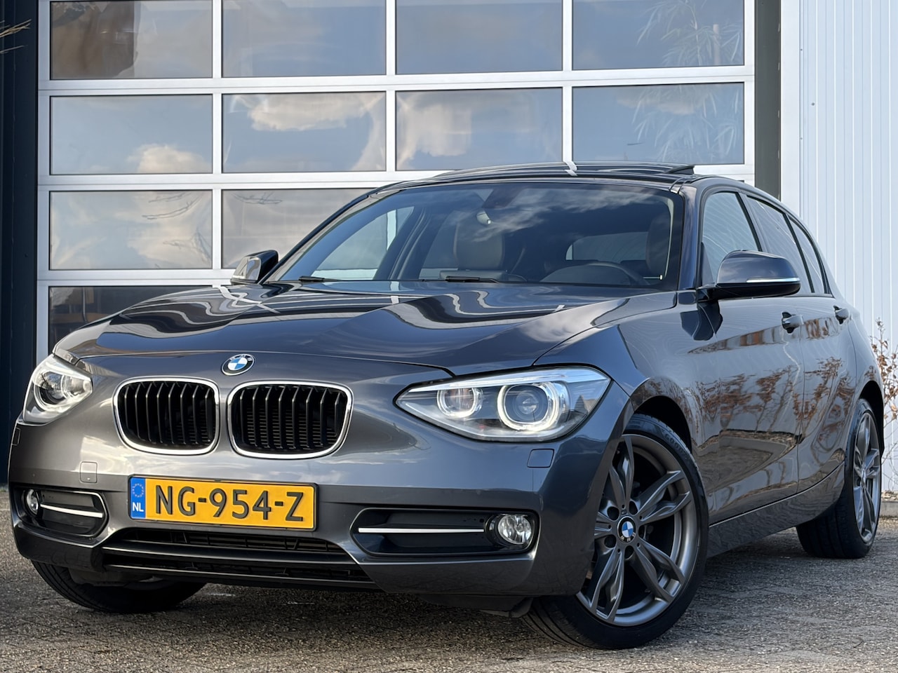 BMW 1-serie - 116i High Executive 136pk | Elektrisch glazen schuif-/kanteldak | Bi-xenon koplampen | Blu - AutoWereld.nl