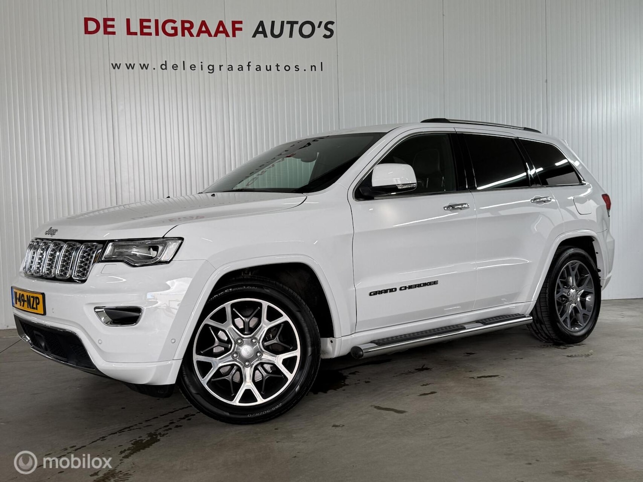 Jeep Grand Cherokee - 3.0 CRD Overland GRIJS Kenteken[Leer,carplay,pano] - AutoWereld.nl