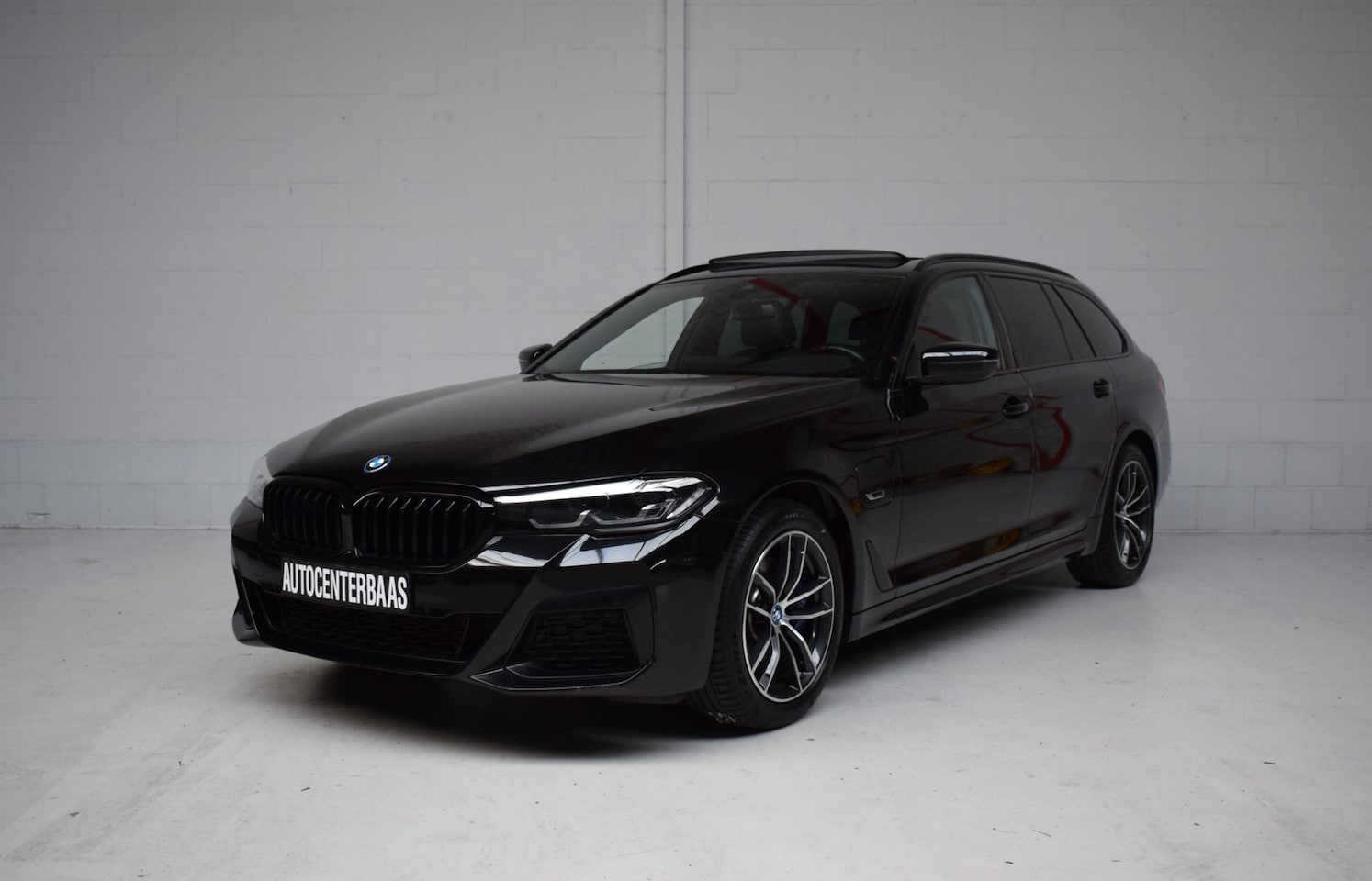 BMW 5-serie Touring - 530e xDrive M-SPORT PANORAMADAK / HARMAN-KARDON LEER / HEAD-UP / FACELIFT / CARPLAY / DEAL - AutoWereld.nl