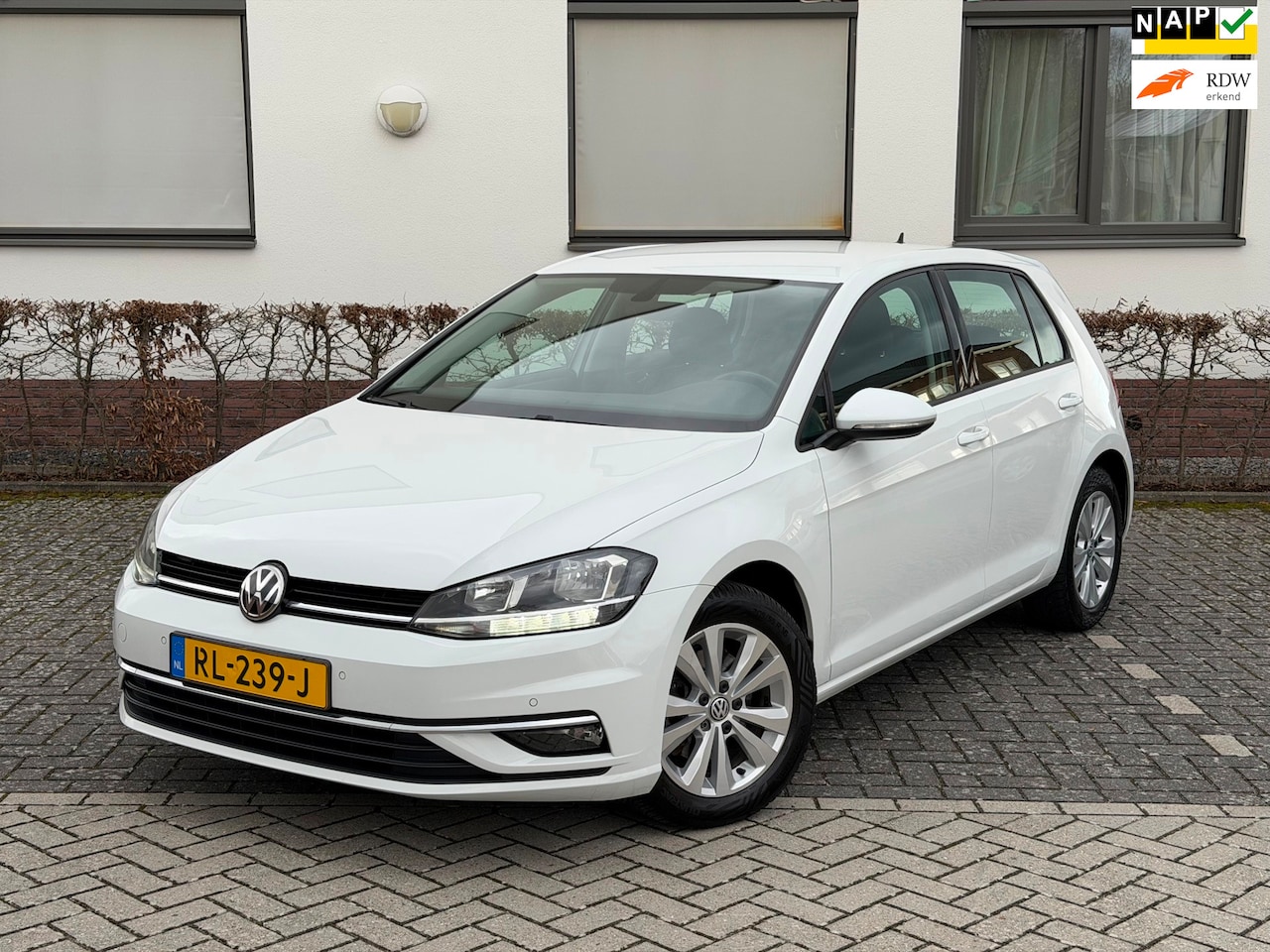 Volkswagen Golf - 1.6 TDI Comfortline NAP APK NAVI TREKHAAK - AutoWereld.nl